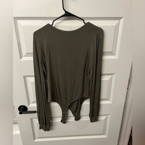 Kaylene Olive Green V-Neck Balloon Sleeve Bodysuit Size Large - Picture 6 of 6
